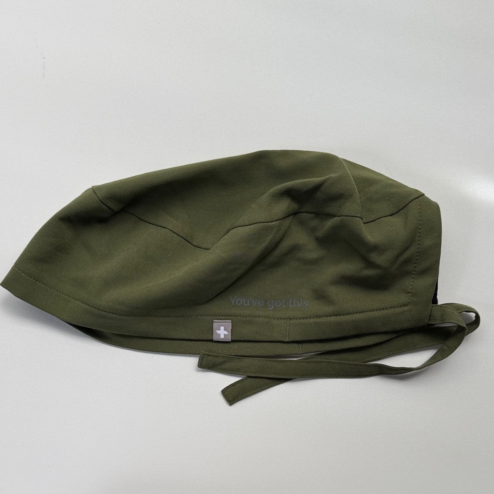 FIGS scrub cap dark olive